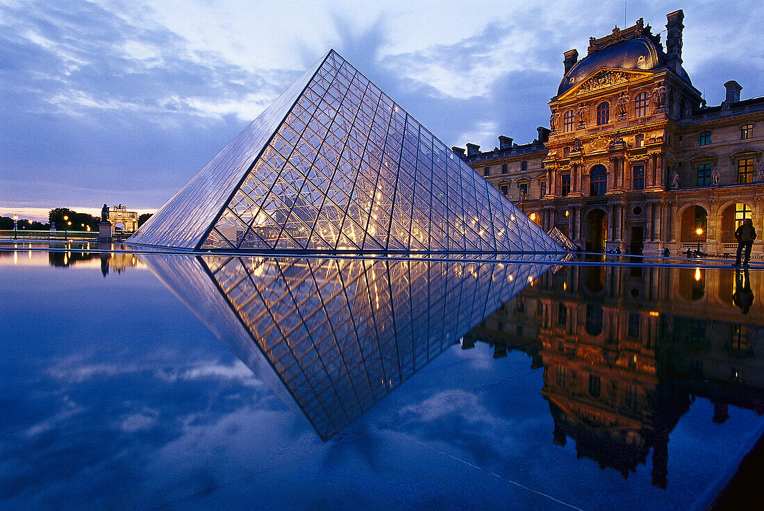 Glaspyramide und Louvre am Abend, Paris, Frankreich, Europa