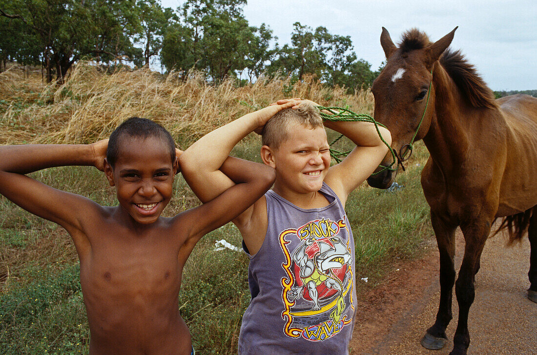 Friends, Seisa, Cape York, Qld, Australien, Queensland, Ronald and Tyrell and their horse Cindy, small town on Cape York Peninsula, Freunde mit Pferd Cindy