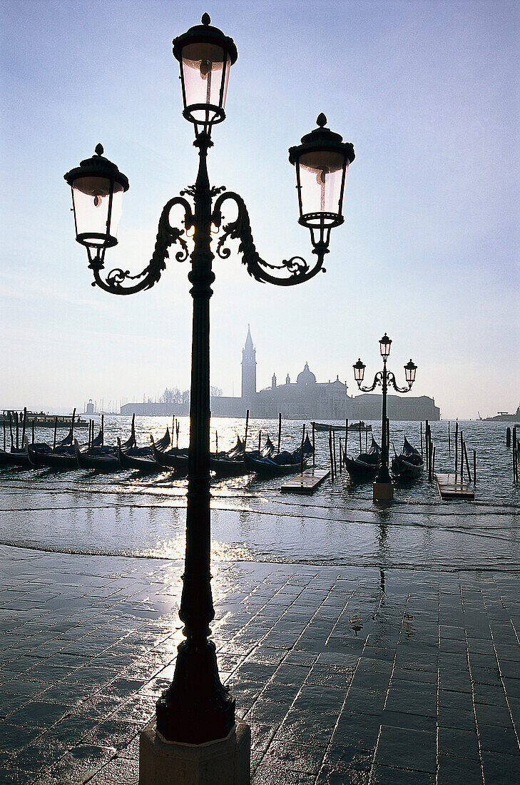 Strassenlaterne auf einem Platz bei Hochwasser, Venedig, Italien, Europa
