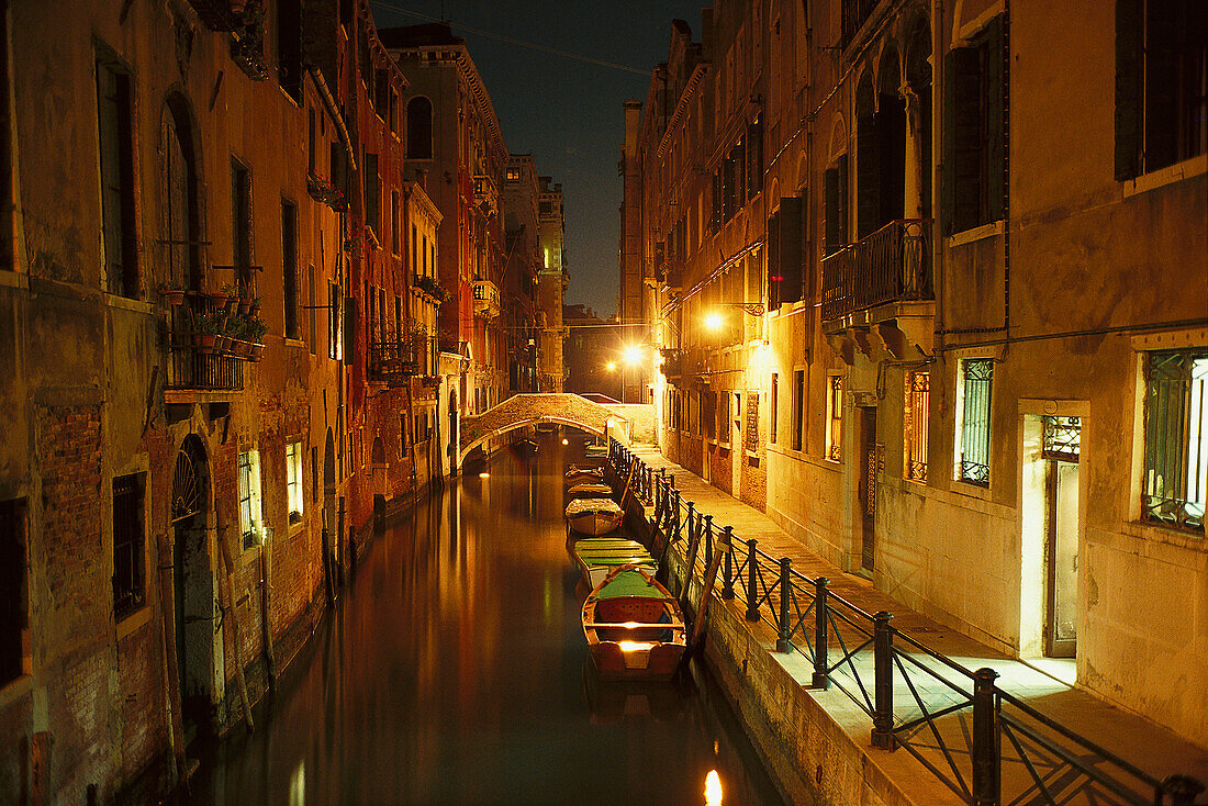Häuser und Brücke an einem Kanal bei Nacht, Venedig, Italien, Europa