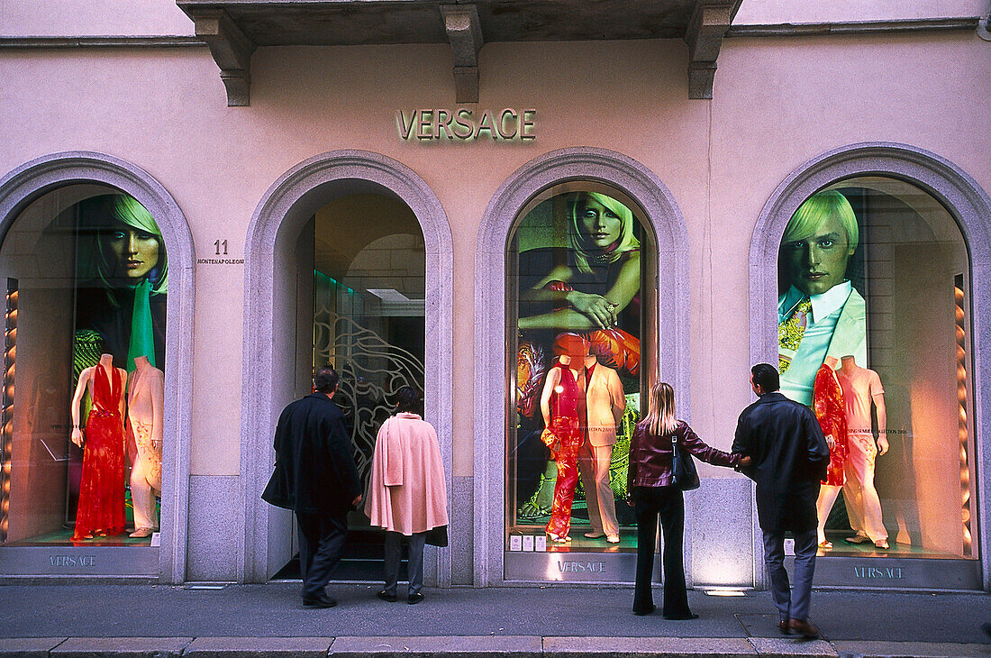 Menschen vor den Schaufenstern einer Boutique, Via Monte Napoleone, Mailand, Lombardei, Italien, Europa