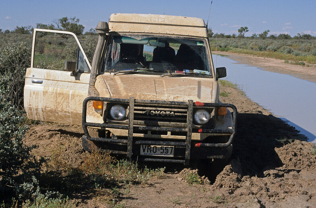 Four-wheel drive stuck in the mud, Australien, outback, Four wheel drive bogged in the mud on the Strzelecki Track South Australia, im Matsch steckengeblieben