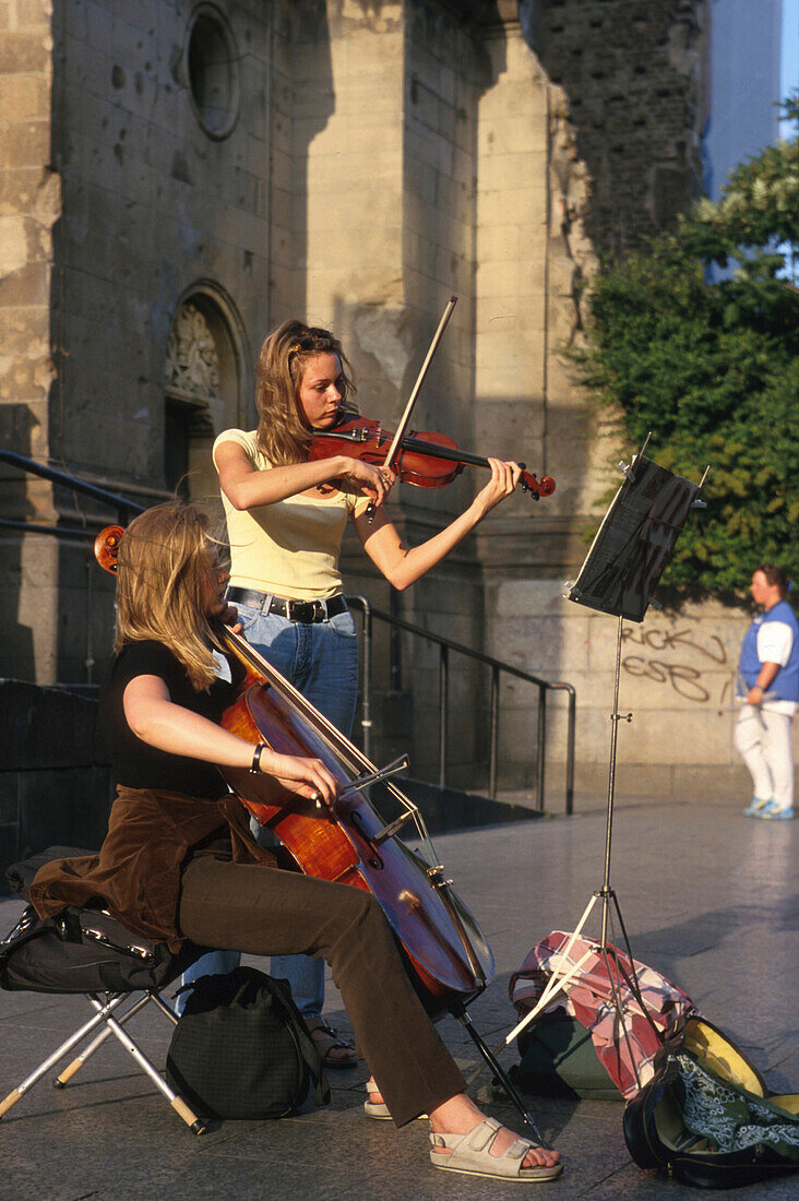 Straßenmusikerinen, vor der Gedächtniskirche Berlin, Deutschland