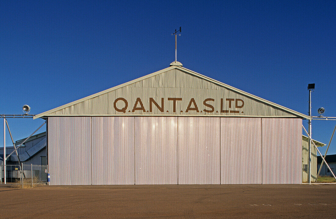 Historic Qantas hangar, Longreach, Australien, Queensland, Historic 1922 hangar at Longreach where Qantas founded. Queensland and Northern Territory Aerial Services, Matilda Hwy