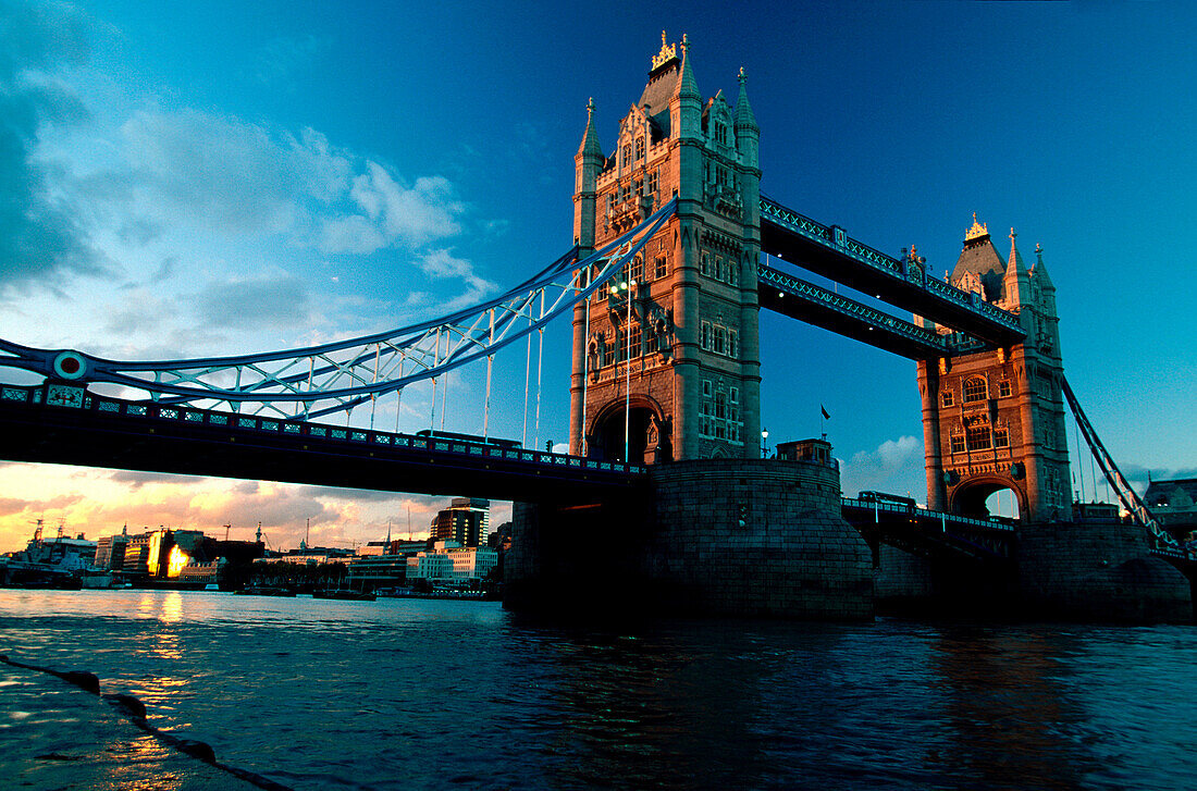 Tower Bridge im Abendlicht über den Fluß Themse, London, England, Großbritannien