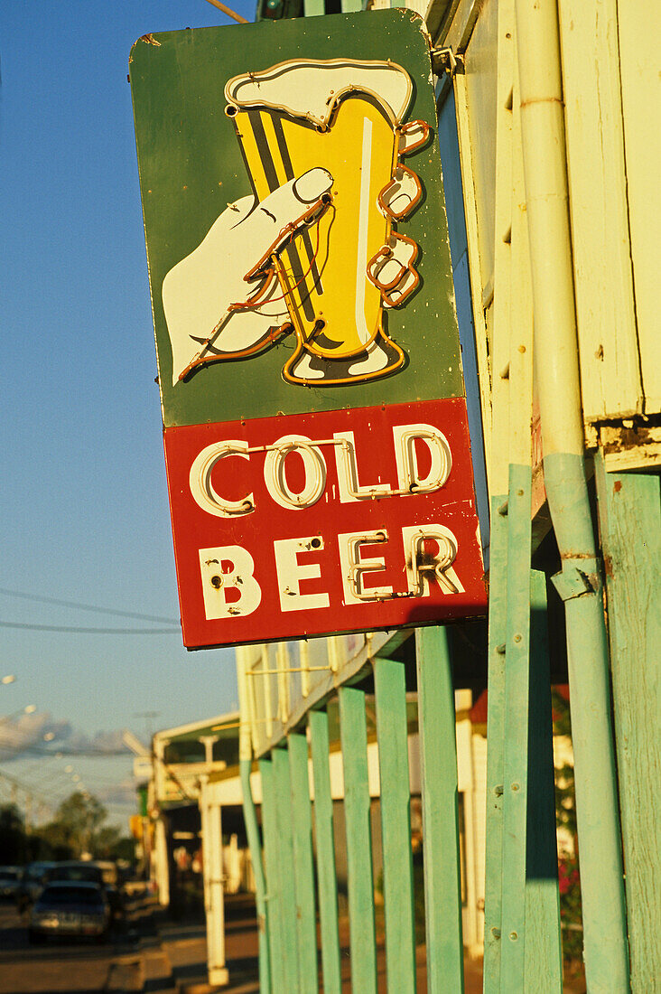 Pub sign, Cold Beer, Matilda Highway, Australien, Queensland, Maltilda Highway, Hauptstrasse mit Hotels, Barcaldine, Historical town on the Matilda Highway, birth of the Labor Party