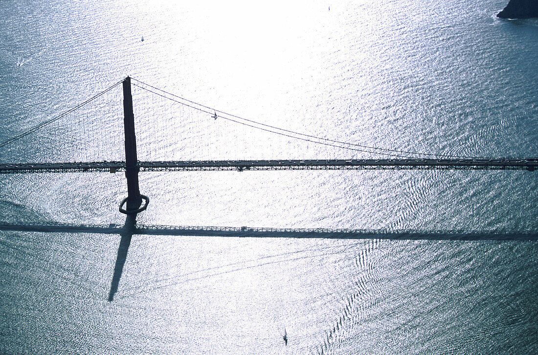 Blick von oben auf die Golden Gate Bridge im Sonnenlicht, San Francisco, Kalifornien, USA, Amerika