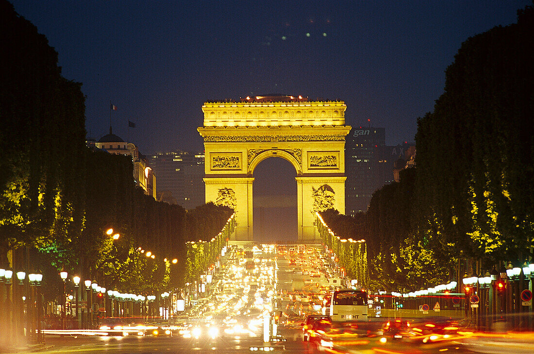 Triumphbogen und Champs Elysees bei Nacht, Paris, Frankreich, Europa