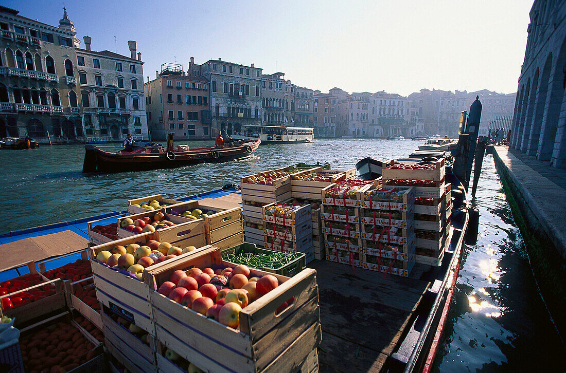 Boot mit Obstkisten auf einem Kanal in Venedig, Italien