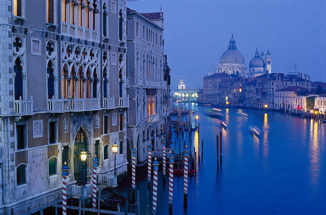 Der Canale Grande und die Kirche Santa Maria della Salute am Abend, Venedig, Italien, Europa