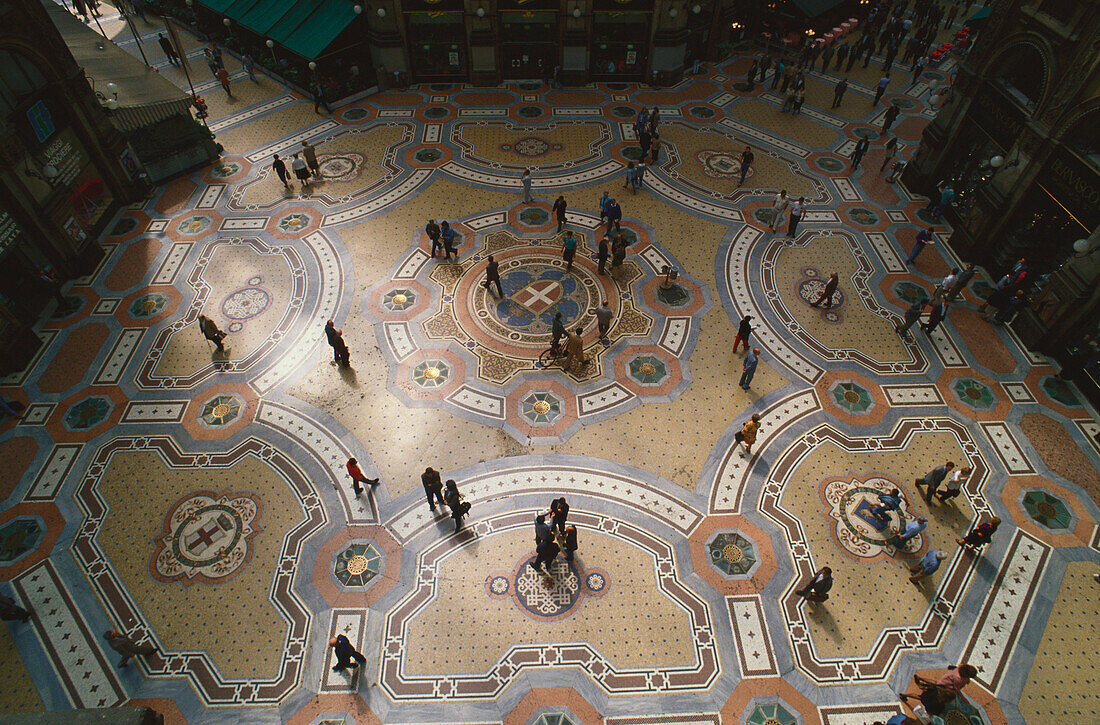 Touristen in der Galleria Vittorio Emanuelle II, Bodenmosaik, Mailand, Lombardei, Italien