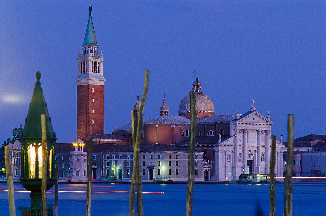 Die Kirche San Giorgio Maggiore auf einer Insel am Abend, Venedig, Italien, Europa