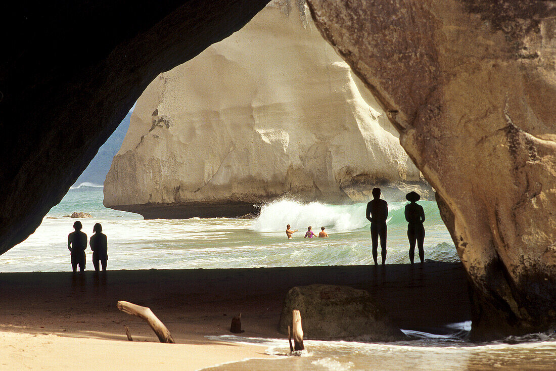 Menschen am Strand in der Cathedral Höhle auf der Coromandel Halbinsel, Nordinsel, Neuseeland, Ozeanien