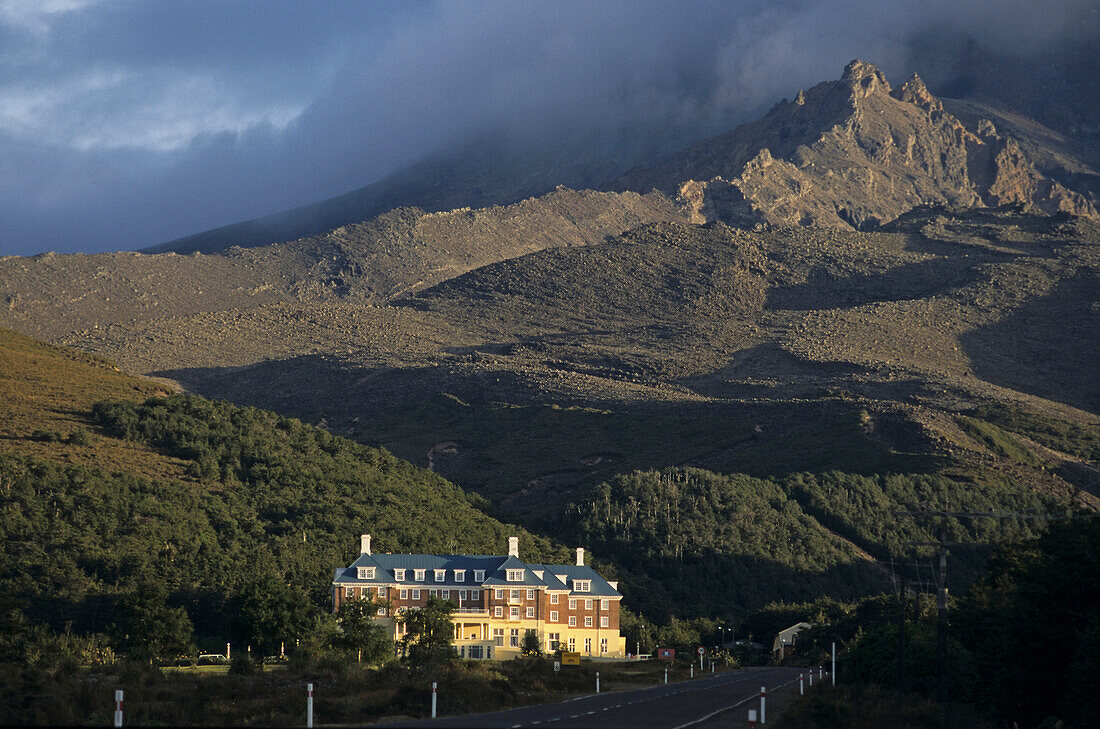 Blick auf das Hotel The Château unterhalb von Mount Ruapehu, Tongariro Nationalpark, Nordinsel, Neuseeland, Ozeanien