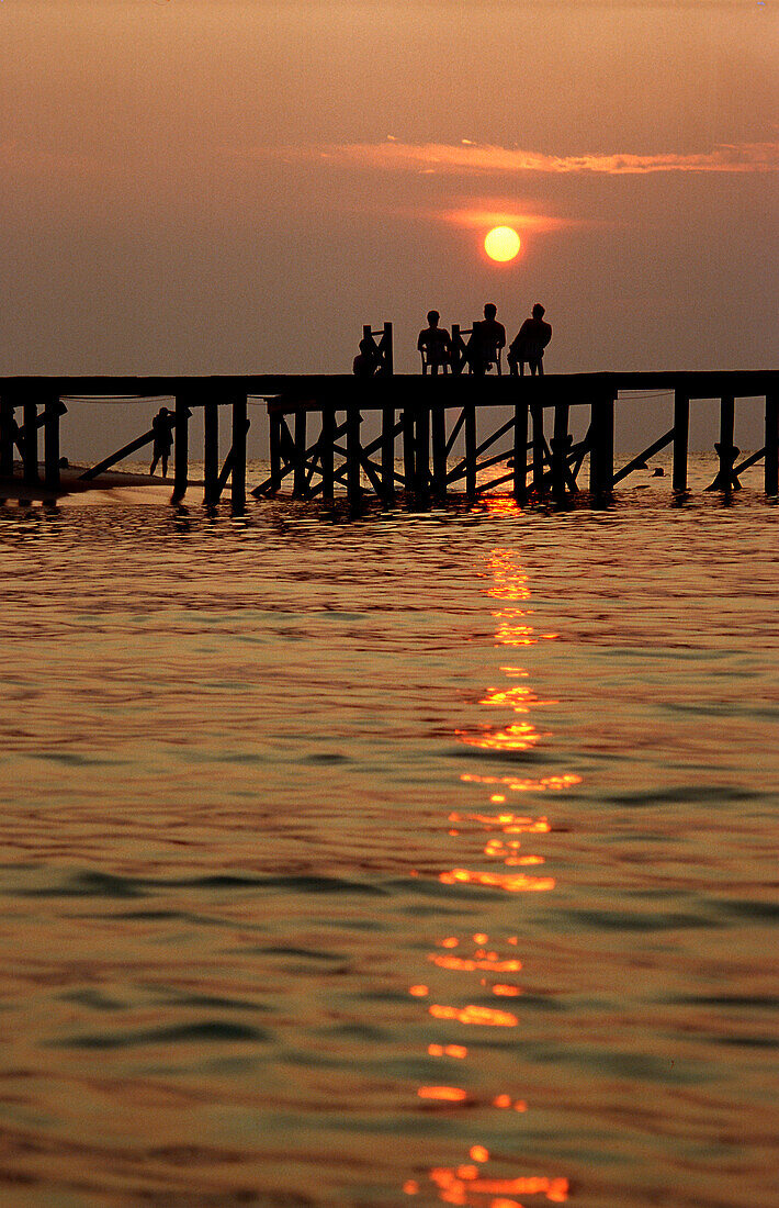 Touristen auf Steeg bei Sonnenuntergang, Tourist o, Tourist on a jetty