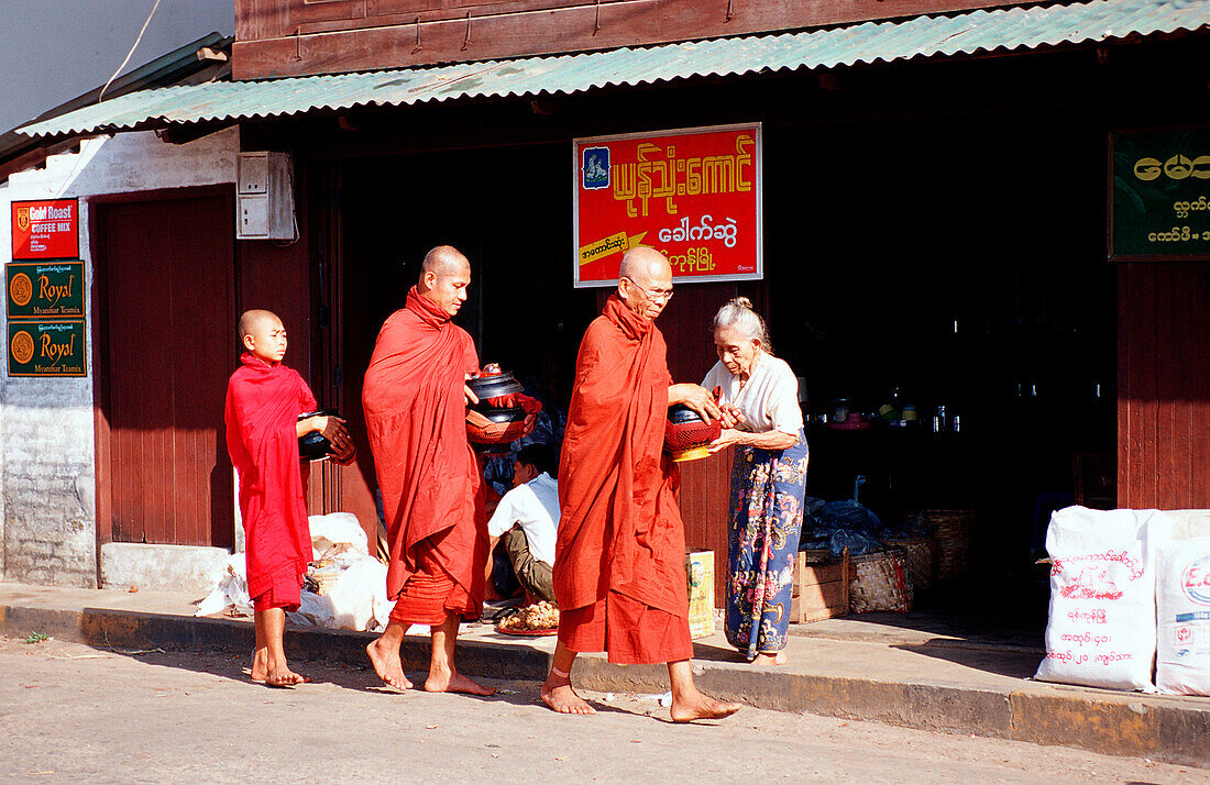 Buddhistische Moenche, Buddhist monks