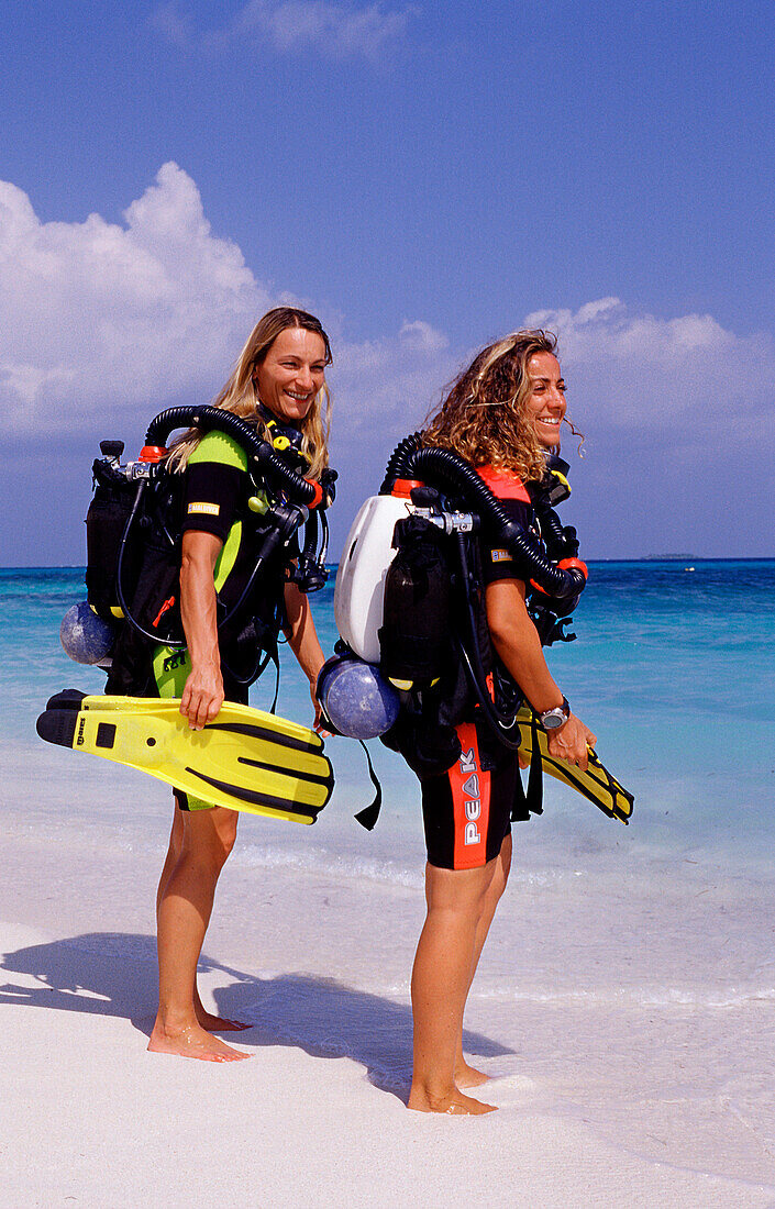 Zwei weibliche Rebreathertaucher, Kuredu, Two fema, Two female rebreather diver