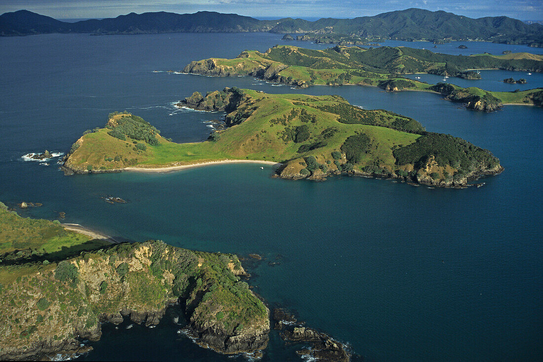 Luftaufnahme von grünen Inseln und Buchten, Bay of Islands, Nordinsel, Neuseeland, Ozeanien