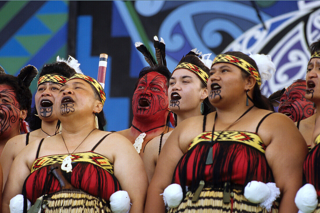 Maori mit Gesichtsbemalung und Moko Tätowierung bei Festival, Rotorua, Nordinsel, Neuseeland, Ozeanien