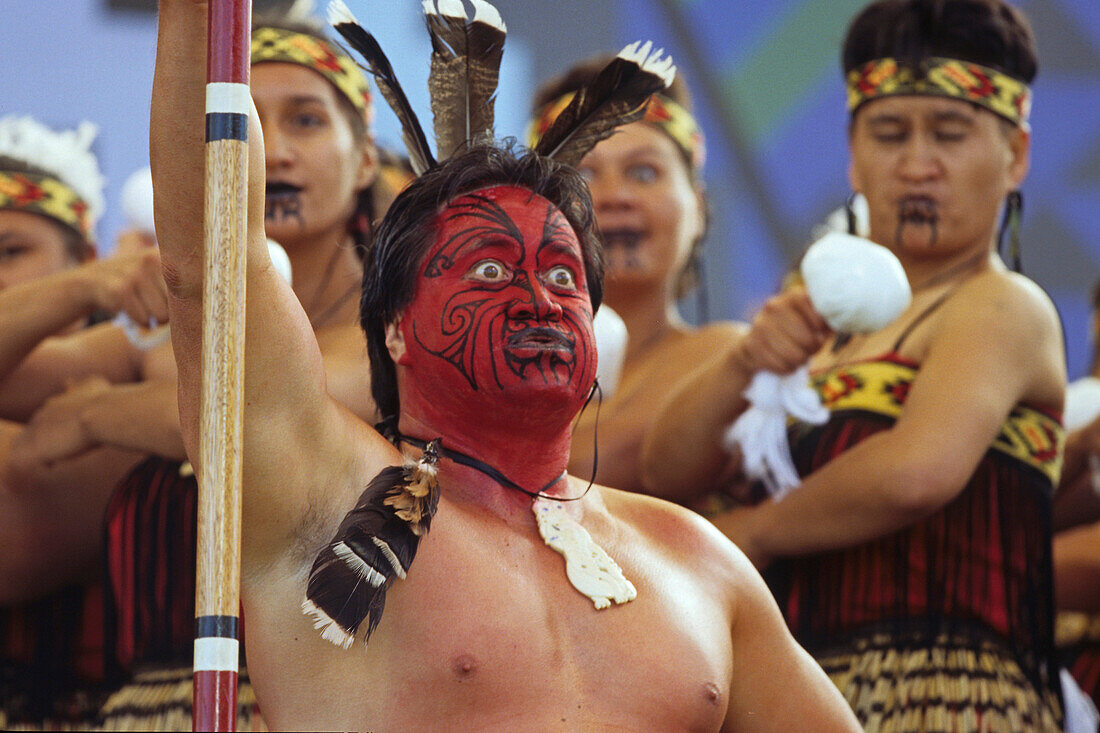 Maori mit Gesichtsbemalung und Moko Tätowierung bei Festival, Rotorua, Nordinsel, Neuseeland, Ozeanien