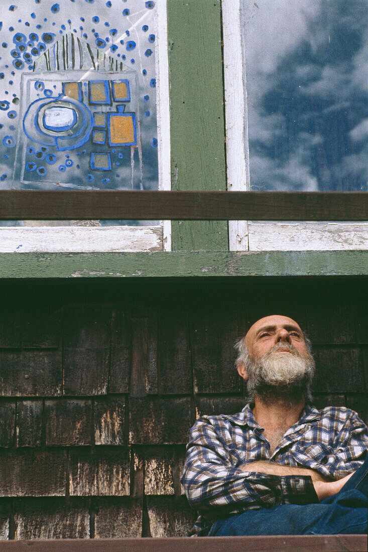 Portrait, Hundertwasser, Bay of Islands, Friedenreich Hundertwasser and his house in Bay of Islands, North Island, New Zealand