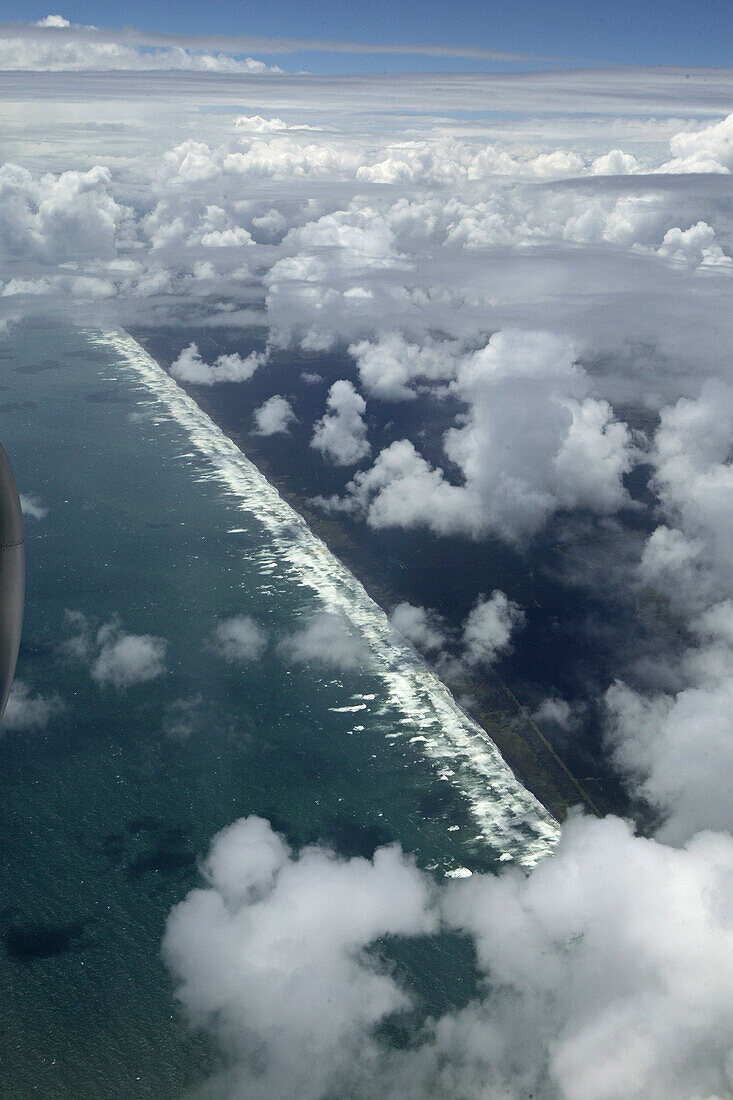 Ninety Mile Beach from plane, aerial of coast on arriving in NZ, above the clouds, Ankunft in Neuseeland, Luftaufnahme, aerial