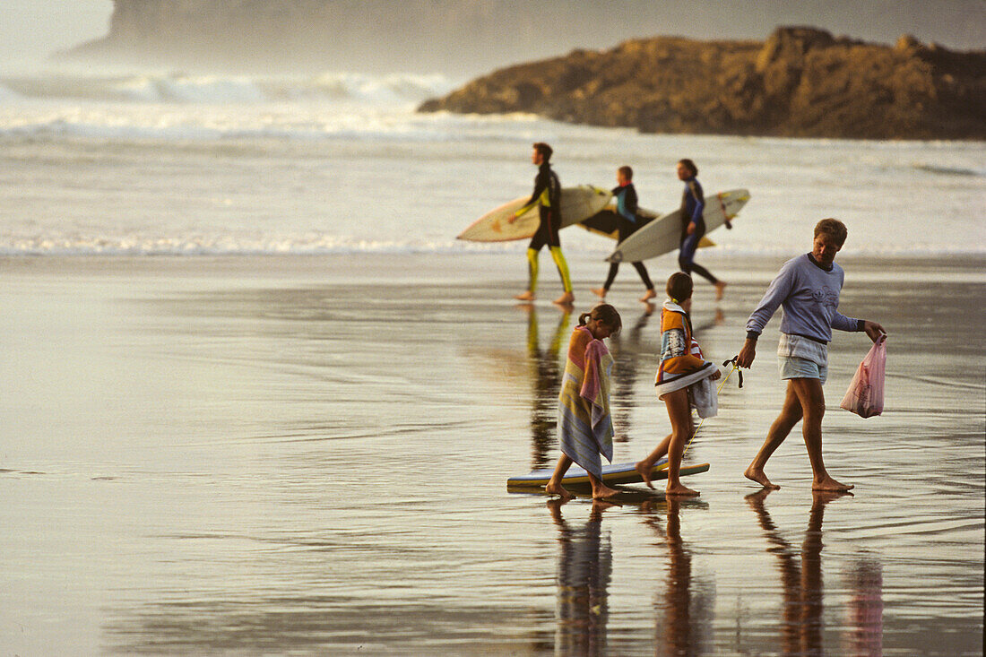 Menschen am Piha Beach Strand bei Auckland, Neuseeland