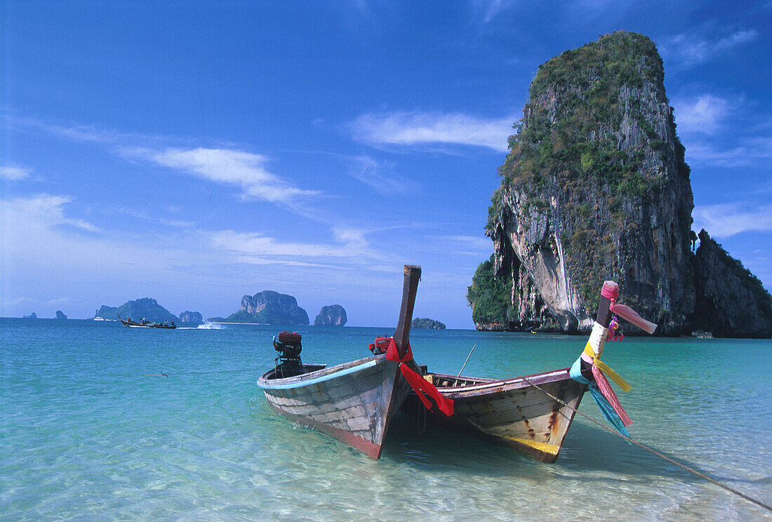 Boote am Hat Tham Phra Nang im Sonnenlicht, Strand Krabi, Andamanenküste, Thailand, Asien
