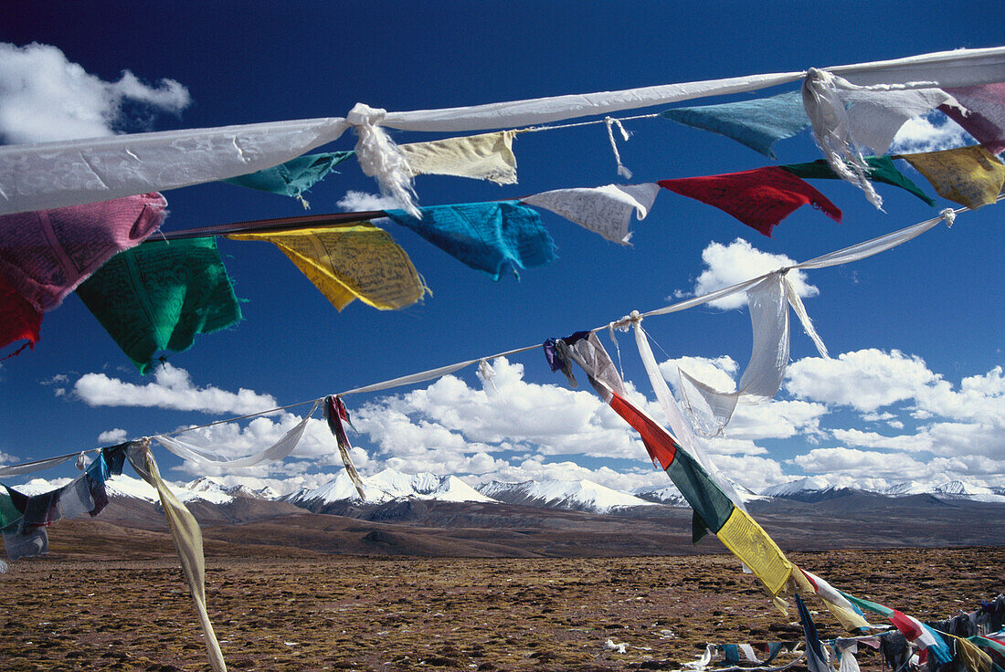 Gebetsfahnen am Gyatso-La auf dem Friendship Highway, Provinz Tsang, Tibet, Asien