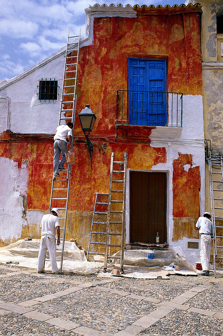 Maler streichen die Fassade eines Hauses, Antequera, Andalusien, Spanien