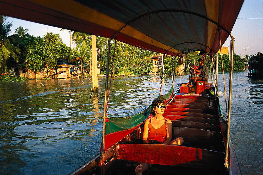 Mit dem Longtail-Boot durchThonburi, Bangkok Thailand