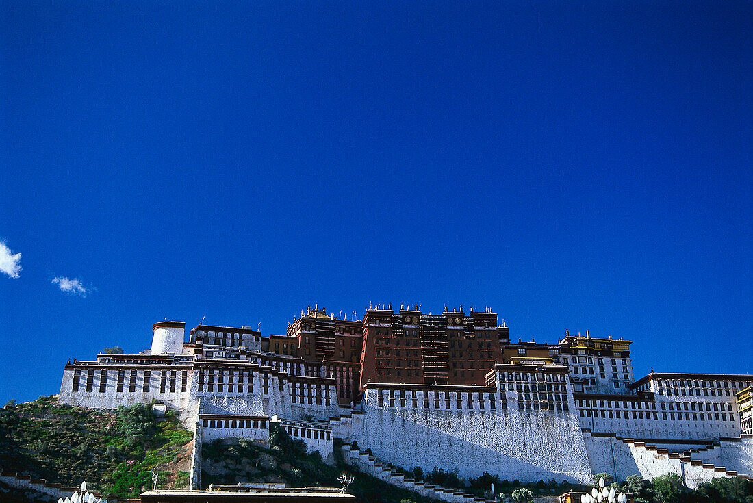 Der Potala Palast unter blauem Himmel, Lhasa, Tibet, Asien
