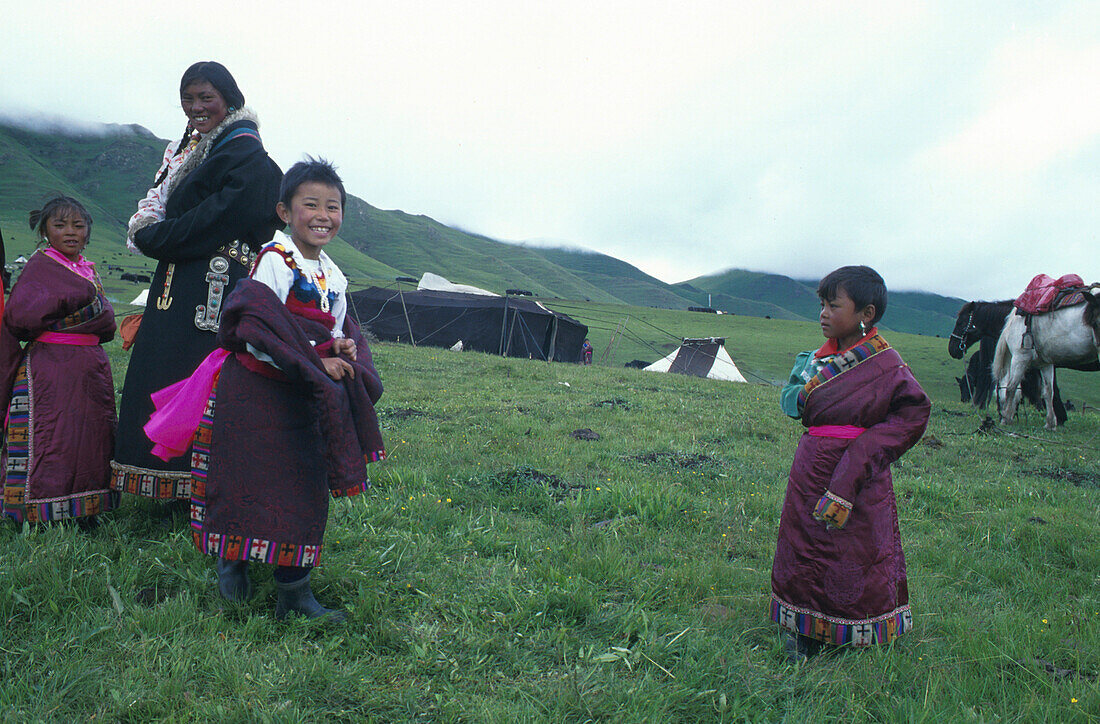 Tibetische Nomaden und Zelte auf einer Wiese, Sichuan, Tibetisches Plateau, China, Asien