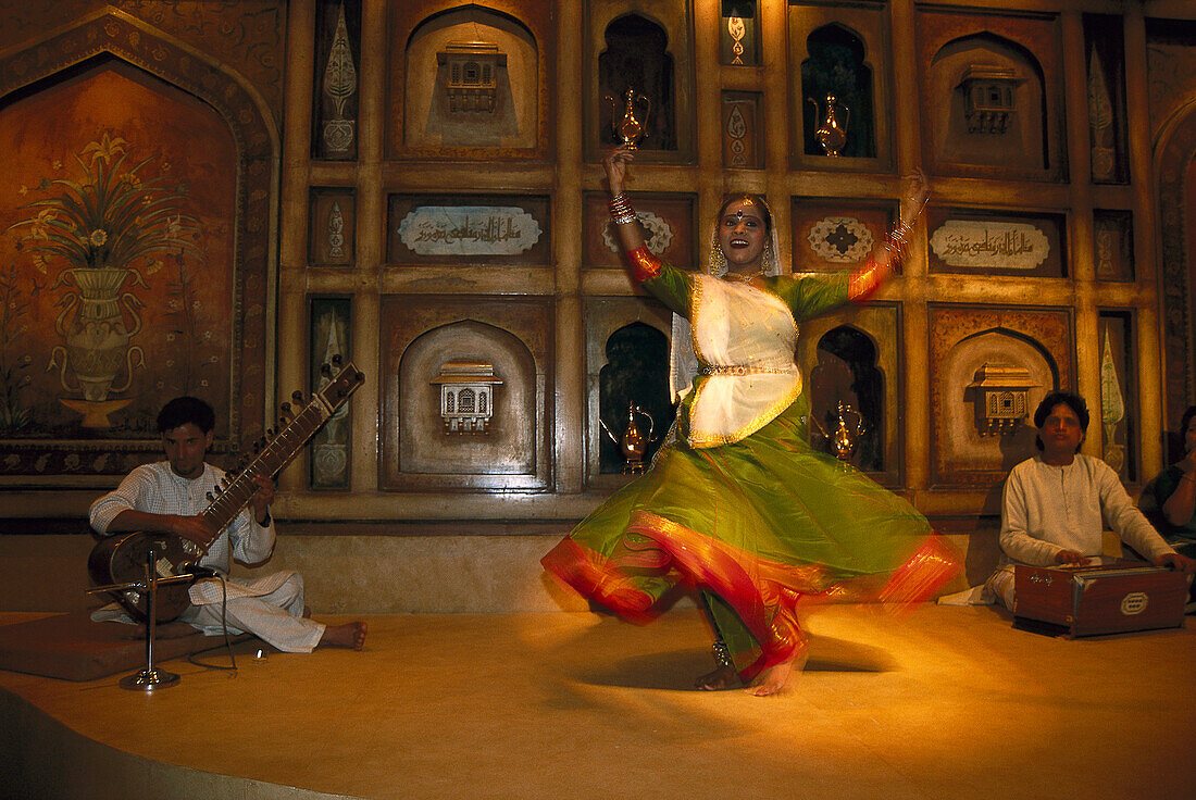 Tänzerin und Musiker im Hotel Taj Mahal, Dehli, Indien, Asien