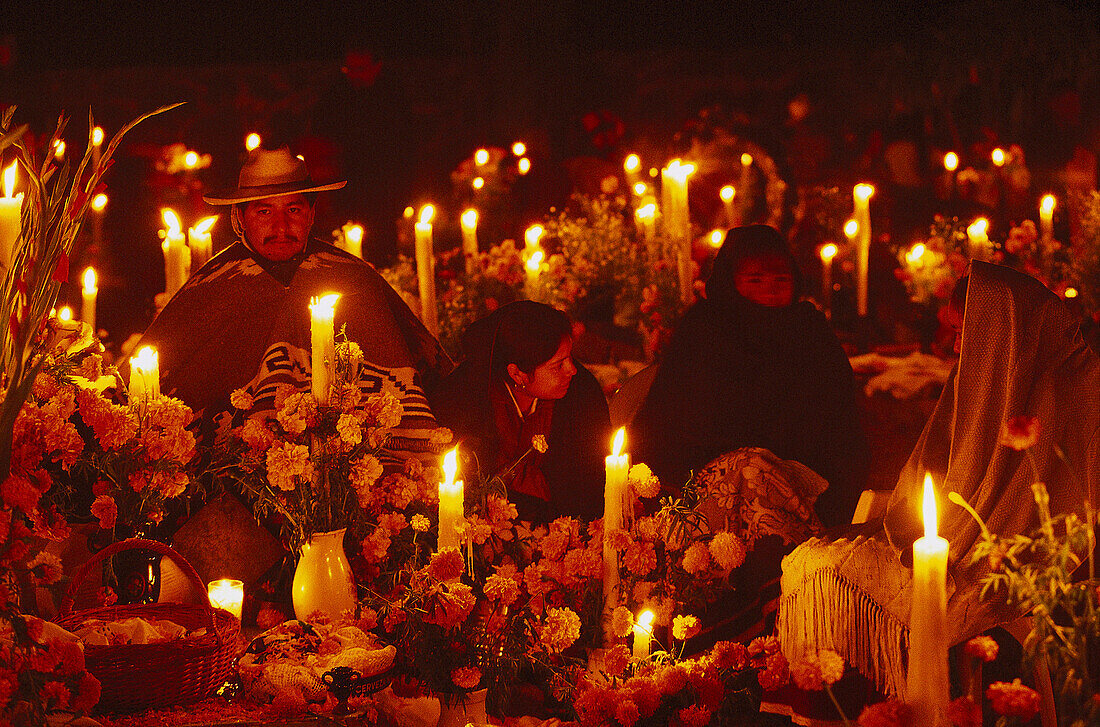 Menschen und Kerzen auf einem Friedhof bei Nacht, Tag der Toten, Tzintzuntzan, Patzcuaro, Michoacan, Mexiko, Amerika