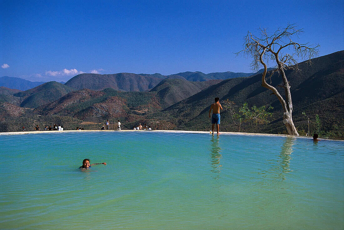 Menschen schwimmen im Wasser einer Heilquelle, Hierve el Agua, Valles Centrales, Oaxaca, Mexiko, Amerika