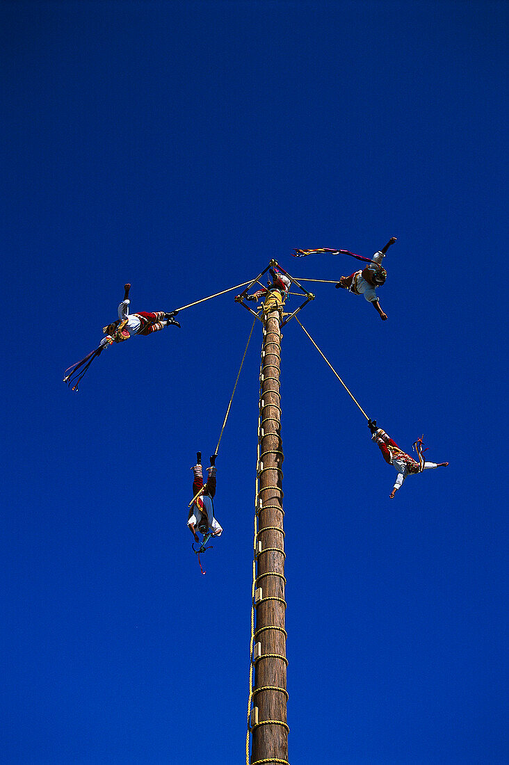 Voladores de Papantia, Akrobaten hängen an Seilen auf einem Fahrmarkt, Veracruz, Mexiko, Amerika