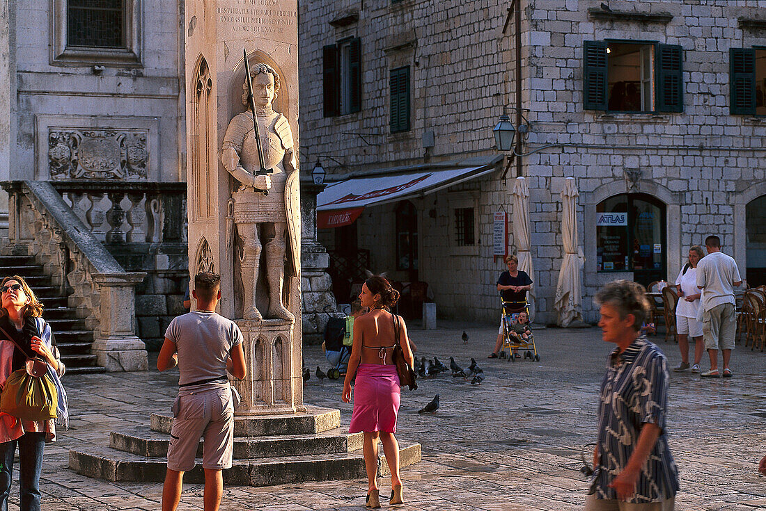 Touristen vor Roland Statue auf einem Platz in der Altstadt, Luza Platz, Dubrovnik, Kroatien, Europa