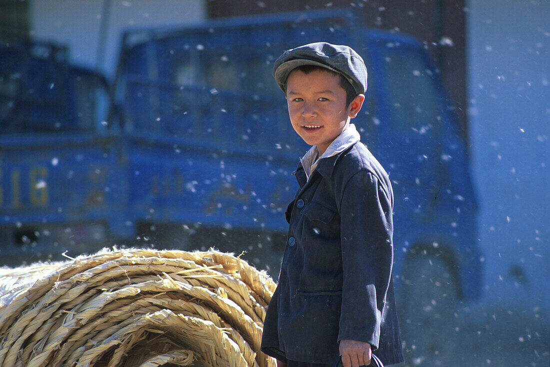 Junge auf dem Markt, Uiguren, Kaschgar, Xinjiang China