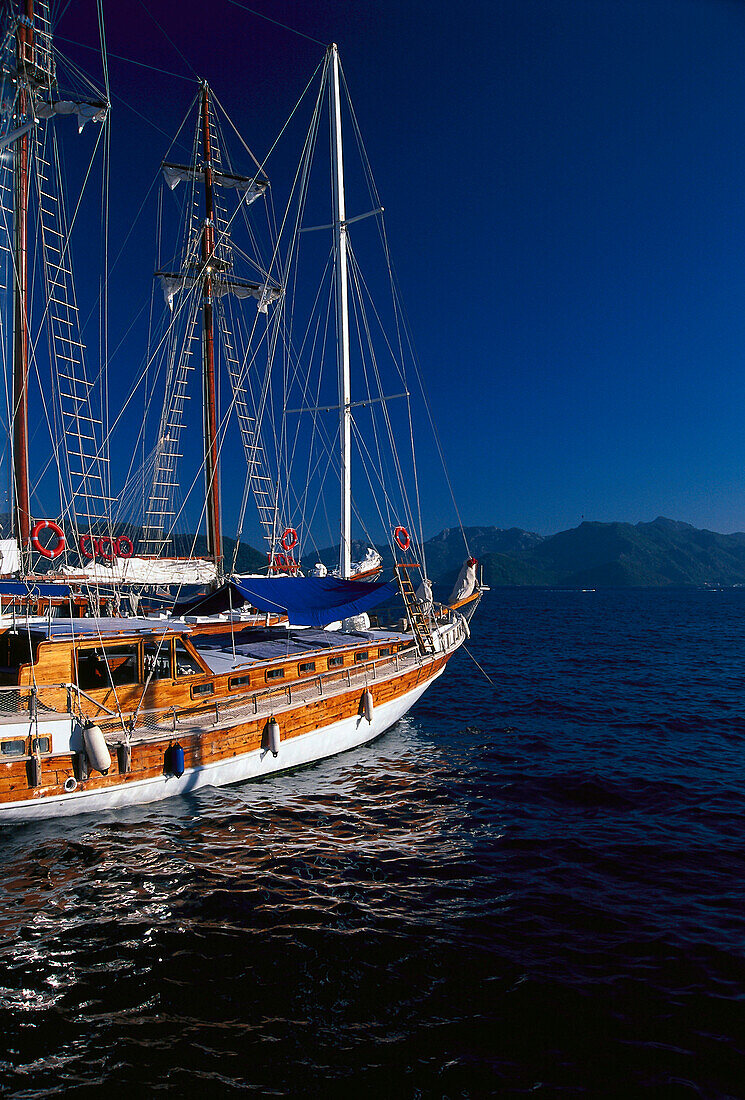 Segelboot vor der Küste im Sonnenlicht, Türkische Ägäis, Türkei, Europa