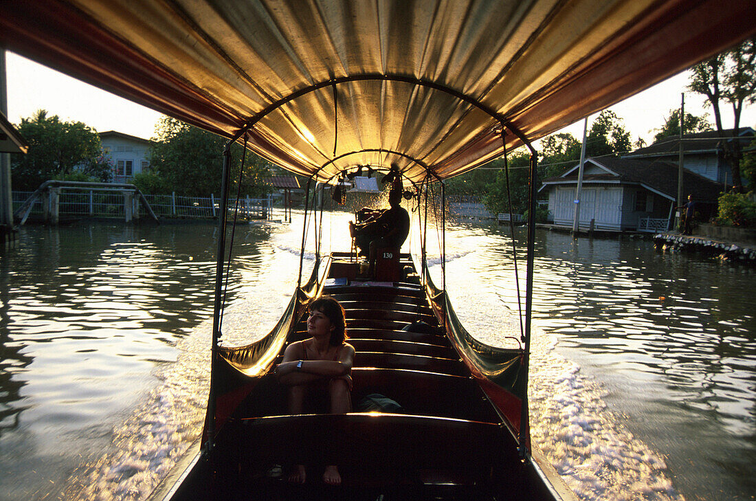 Mit dem Longtail-Boot durchThonburi, Bangkok Thailand