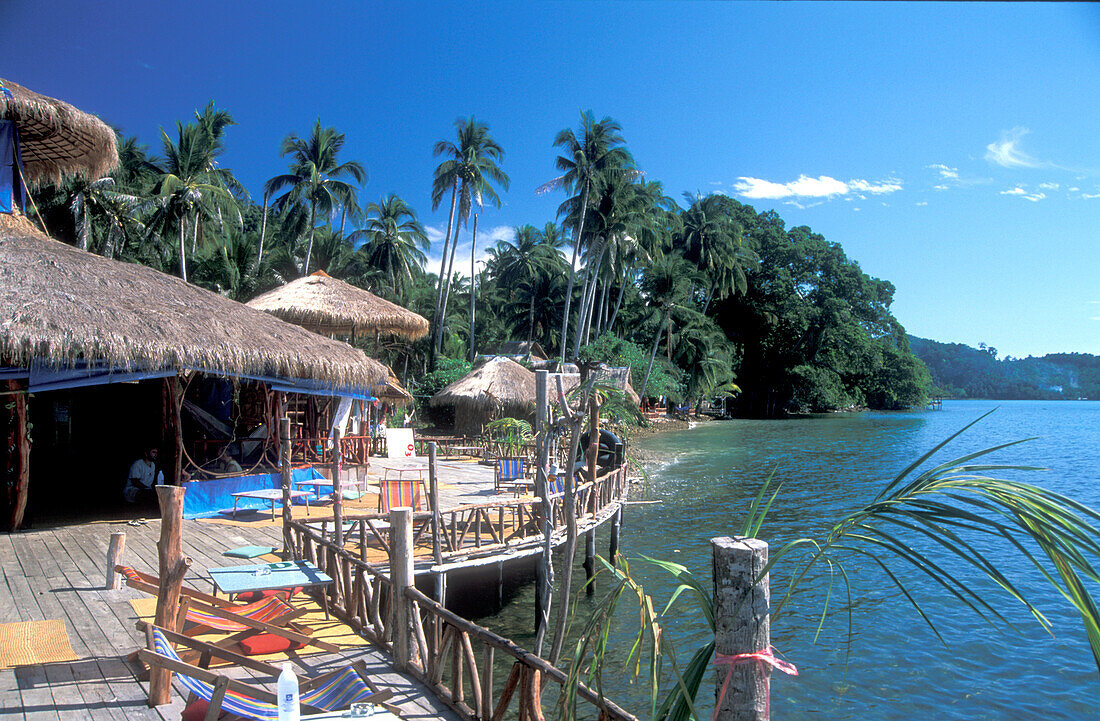 Hotel unter Palmen am Wasser am Hat Kaibe auf der Insel Ko Chang, Provinz Trat, Thailand, Asien