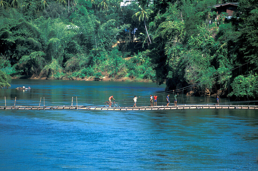 Menschen auf einer Hängebrücke über dem Fluss Kwae Noi, Kanchanaburi, Thailand, Asien