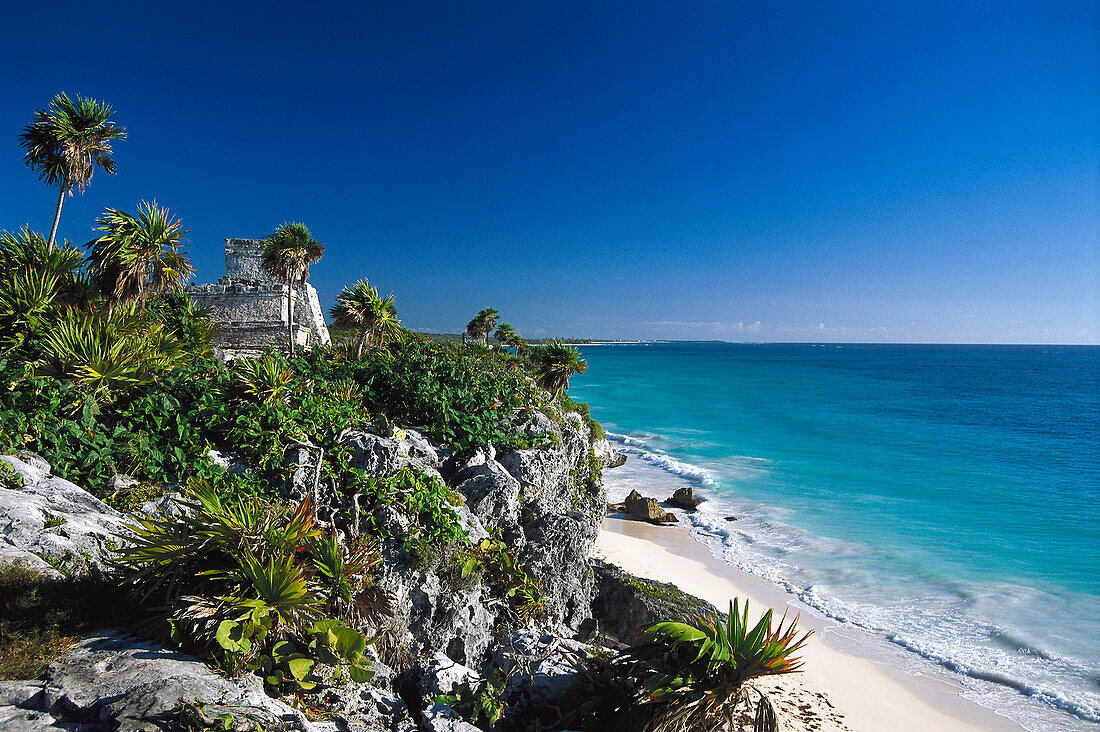 Ruine von Tulum an der Küste im Sonnenlicht, Yucatan, Quintana Roo, Mexiko, Amerika