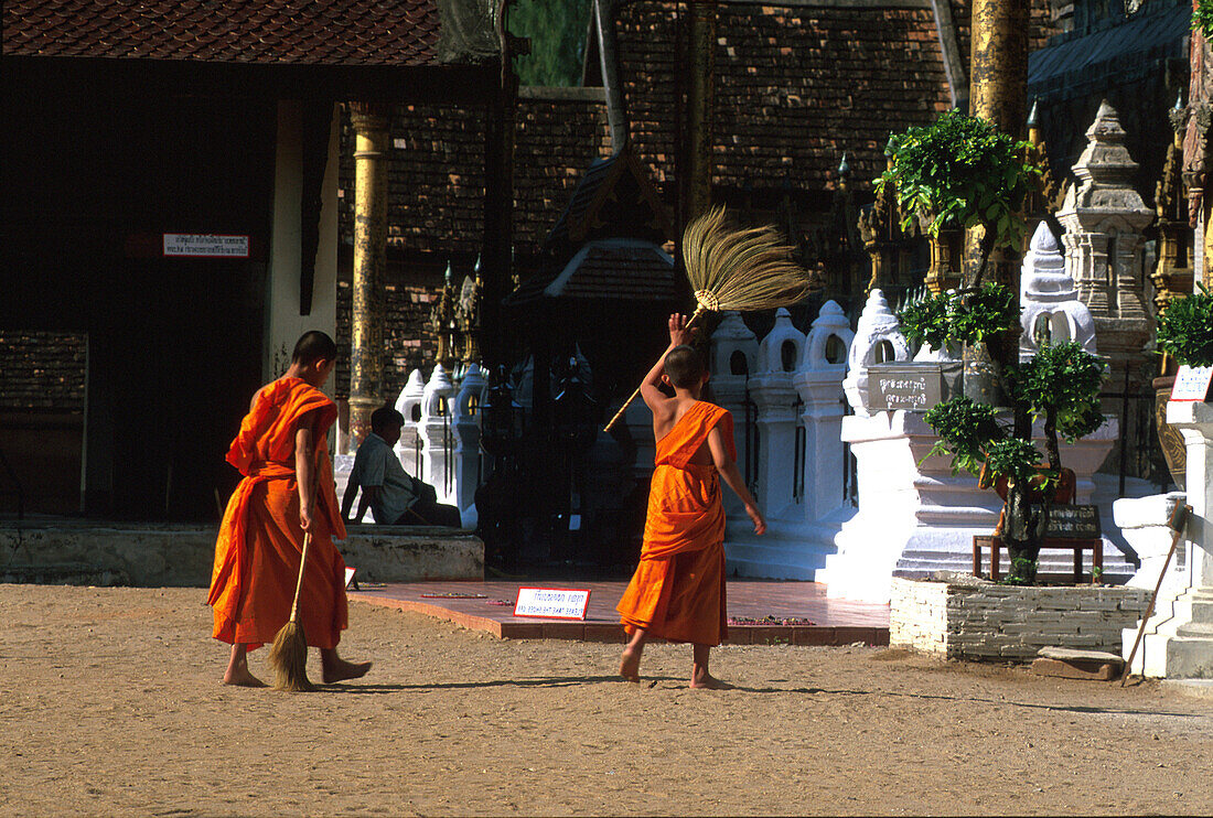 Moenche in Wat Phra That Lampang, Lampang Nord, Thailand