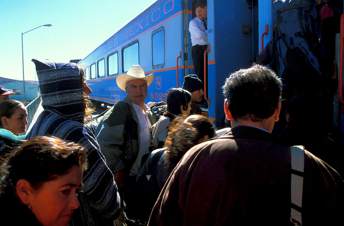 Menschen steigen in den Zug ein, Creel, Ferrocarril, Chihuahua, Pacifico, Mittelamerika, Mexiko