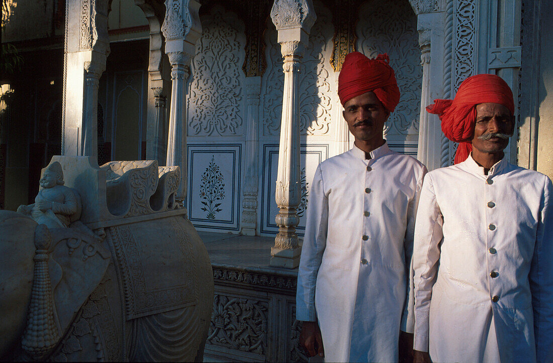 Torwaerter im Stadtpalast, Jaipur, Rajasthan, Indien