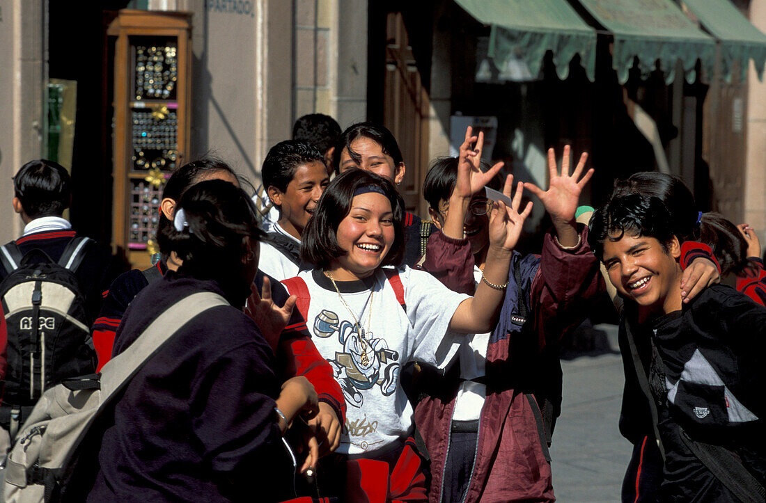 Fröhliche Jugendliche in der Fußgängerzone, San Luis Potosi, Mexiko, Amerika