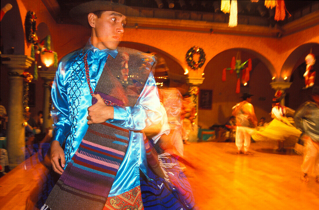 Gualguetza Tänzer in der Casa Cantera, Oaxaca, Mexiko, Amerika