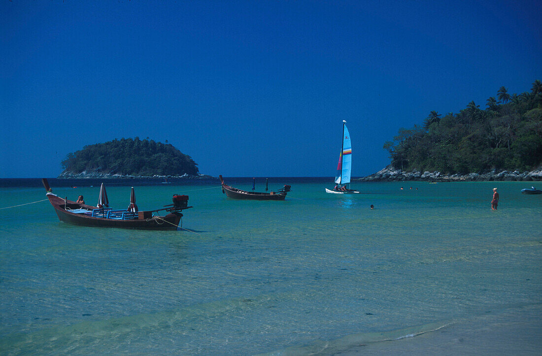 Boote am Hat Kata Yai-Strand, Phuket, Andamanensee Thailand